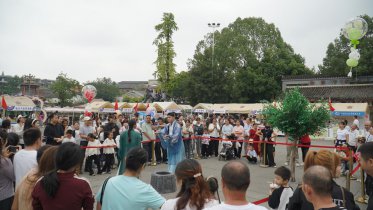 洛帶古鎮(zhèn)國(guó)慶“喜劇周”:街頭喜劇活化非遺,打造沉浸式文旅新體